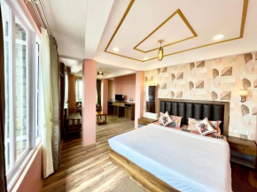 Yepplo's King Size Suite Room with Mountain View